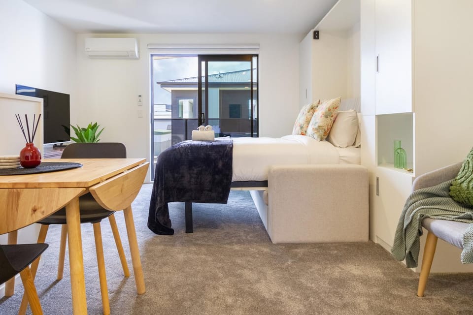 Bed, Dining area, Bedroom