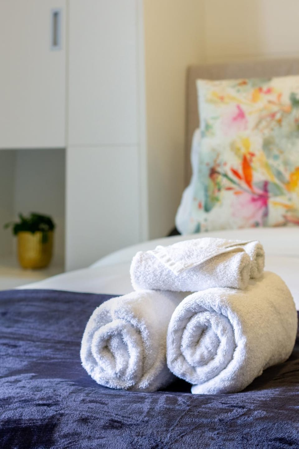 Bed, towels