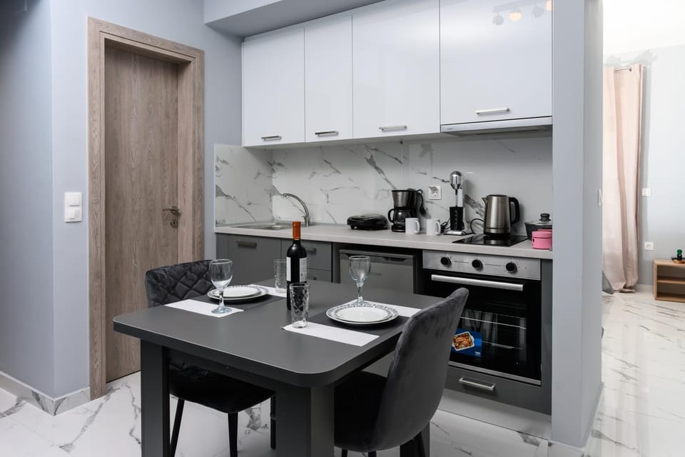 Coffee/tea facilities, Kitchen or kitchenette, Dining area, minibar, stove