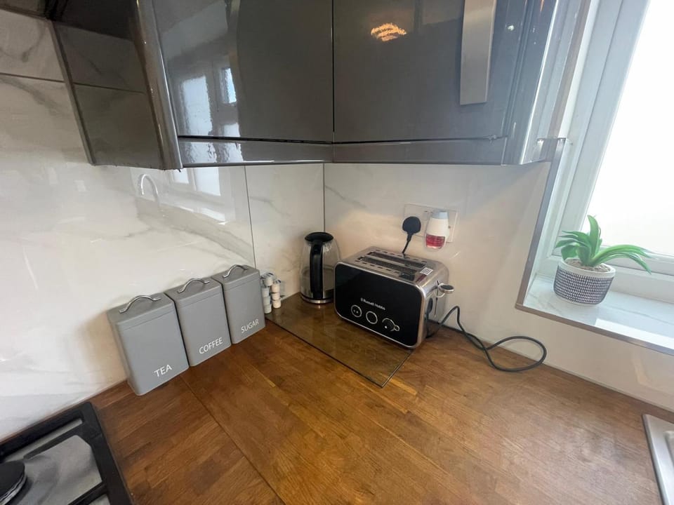 Newly built modern flat with free parking close to London Luton airport and L&D hospital Apartment in Luton