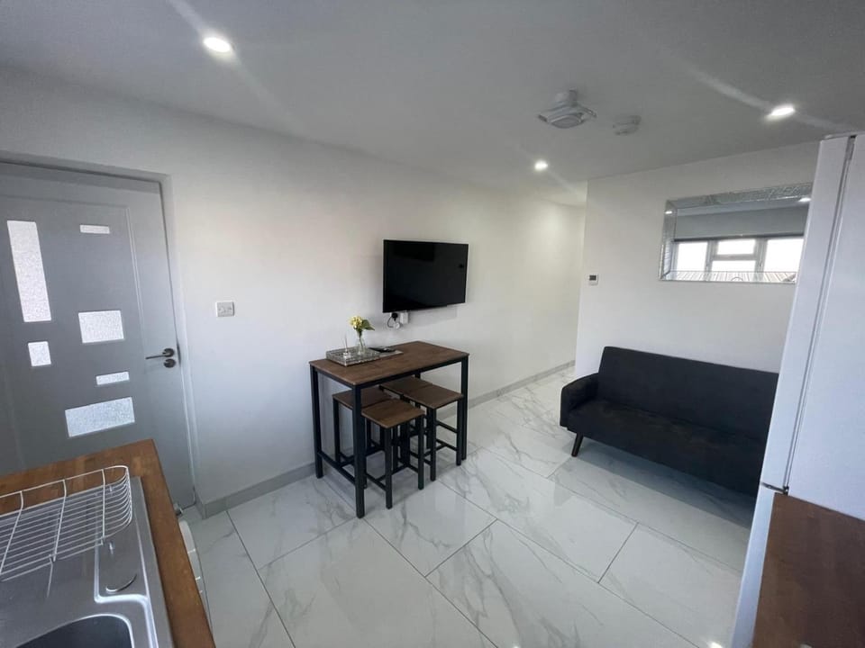 Newly built modern flat with free parking close to London Luton airport and L&D hospital Apartment in Luton