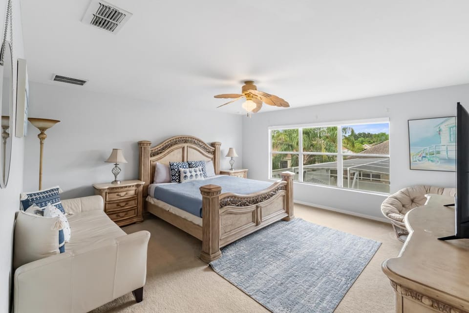 Bed, TV and multimedia, Photo of the whole room, Bedroom