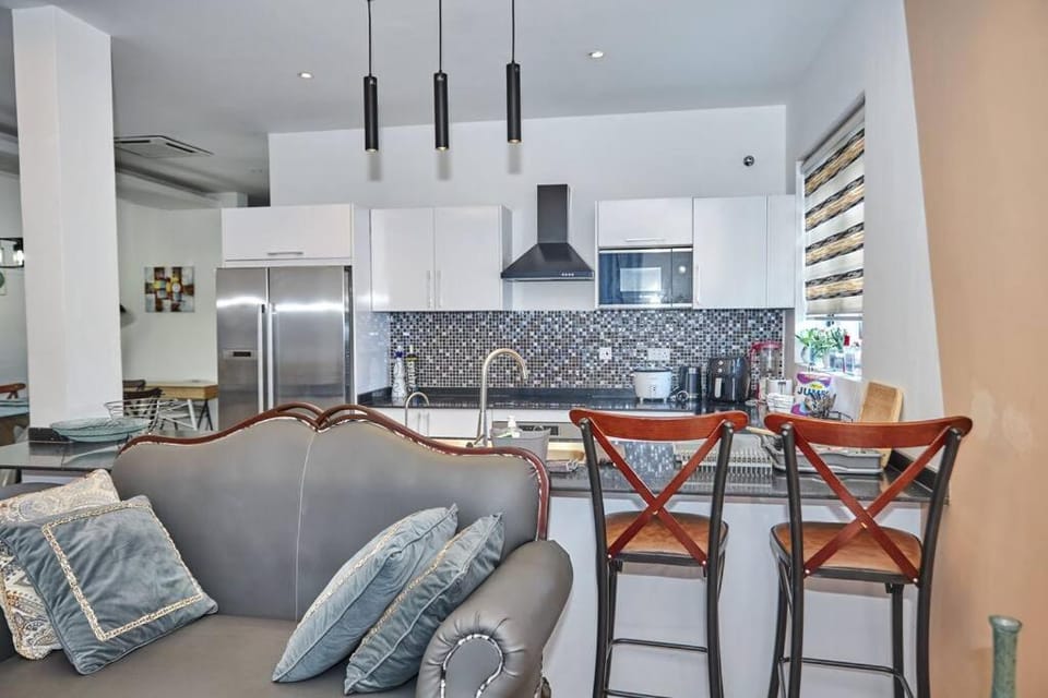 Kitchen or kitchenette, Living room, Seating area, Dining area