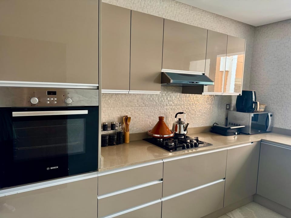 Coffee/tea facilities, Kitchen or kitchenette, stove, toaster