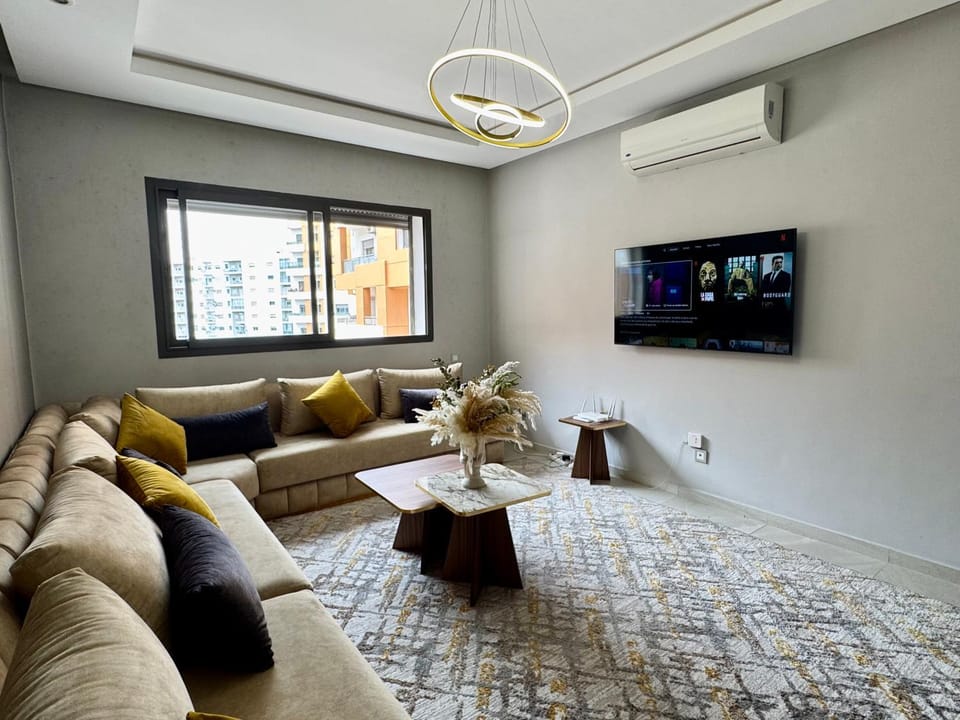 Communal lounge/ TV room, TV and multimedia, Living room, Seating area, air conditioner