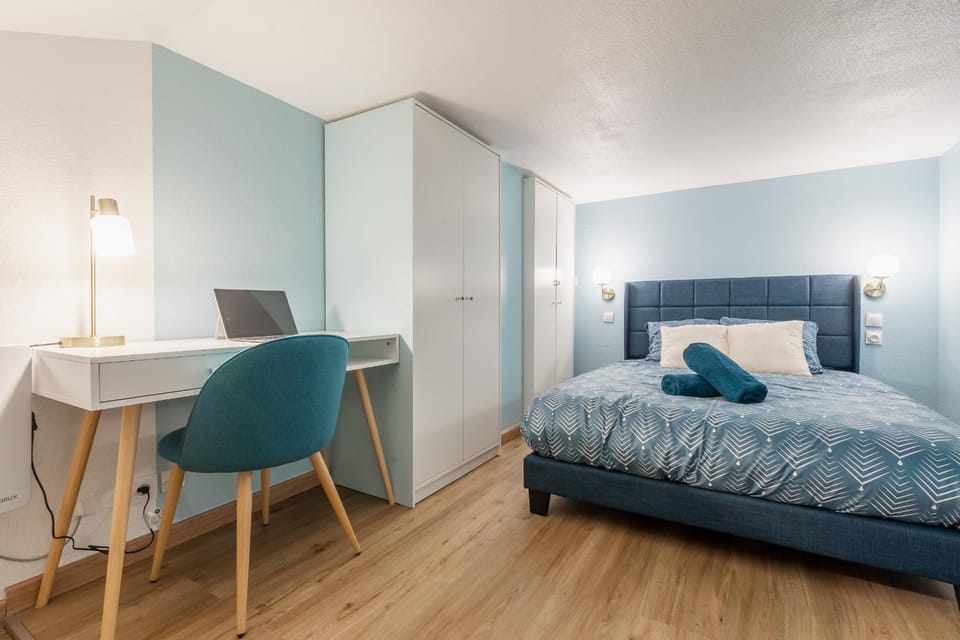 Bed, Photo of the whole room, Bedroom