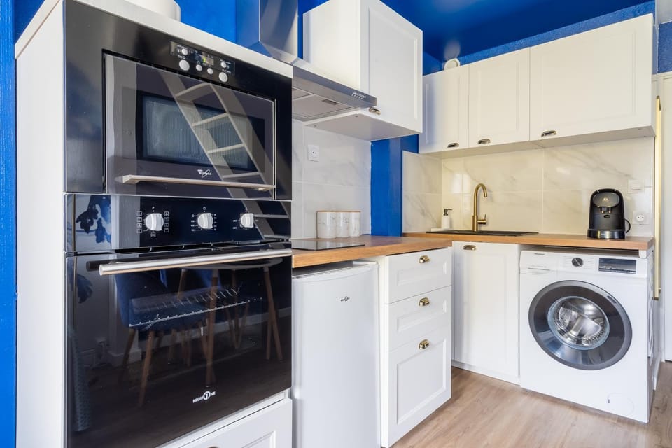 Kitchen or kitchenette, oven, stove, toaster, washing machine