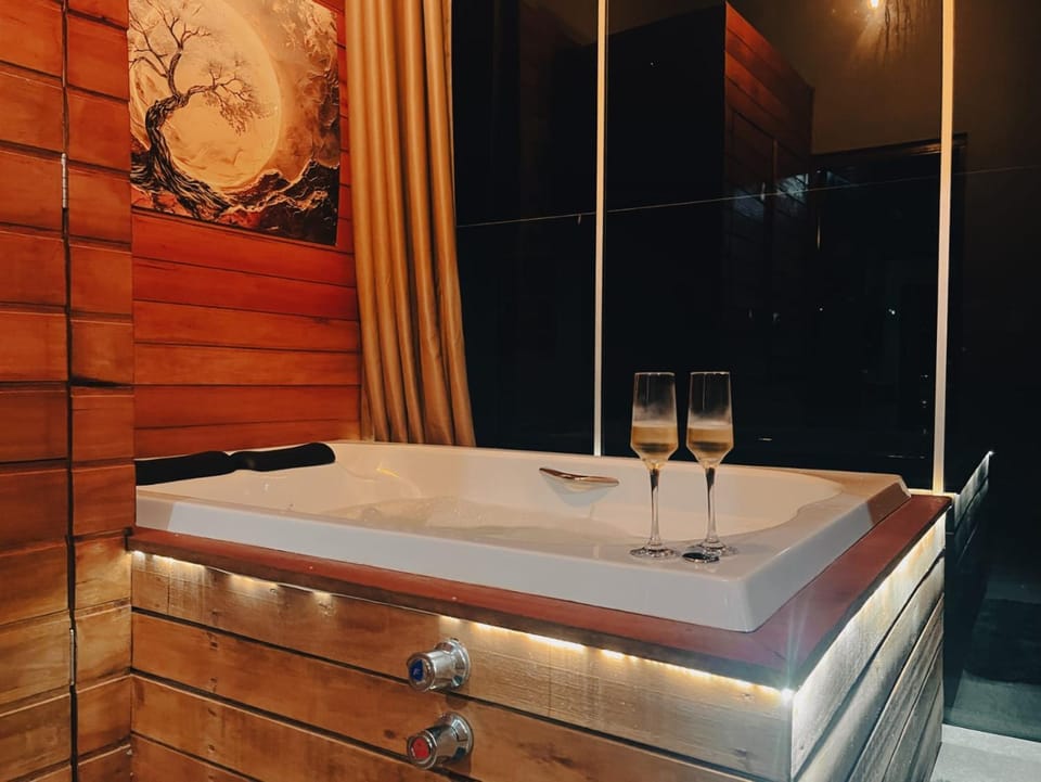 Hot Tub, Bath