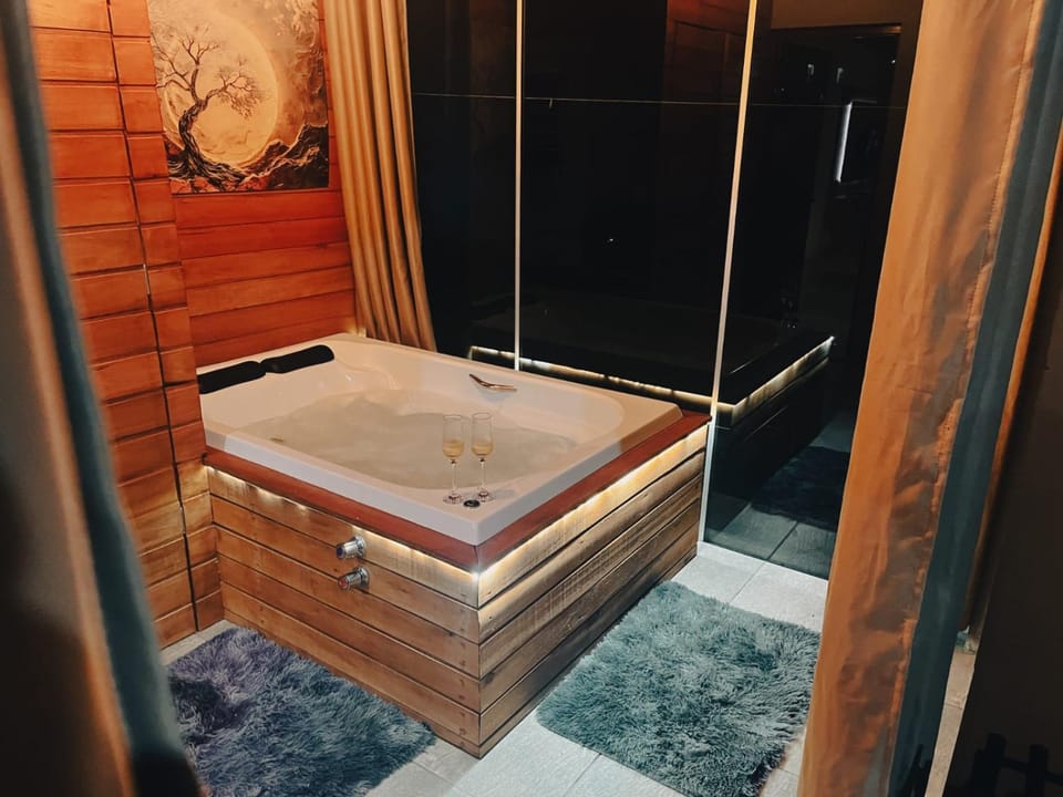 Hot Tub, Bath