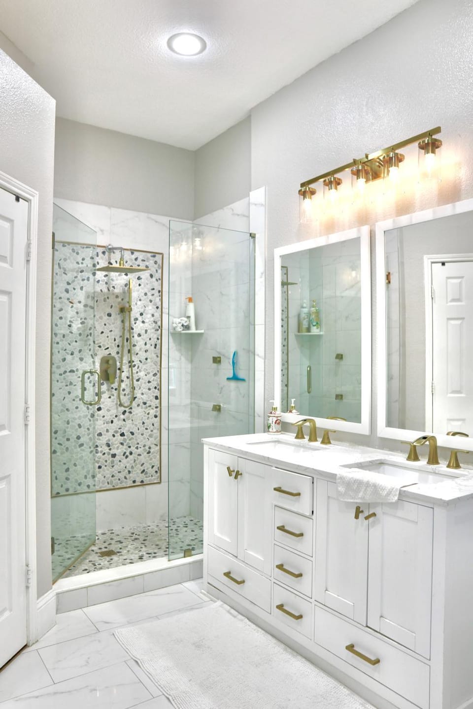 Luxurious 5-Bed home with heated Pool, Jacuzzi, Media Room, Grill and several living spaces! Villa in Frisco