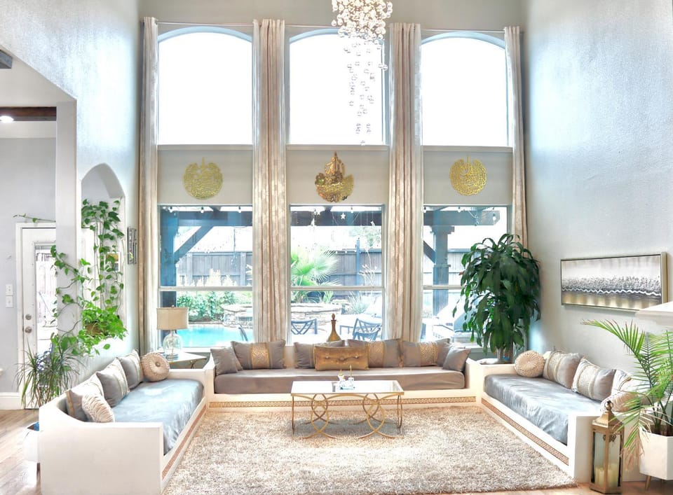 Luxurious 5-Bed home with heated Pool, Jacuzzi, Media Room, Grill and several living spaces! Villa in Frisco