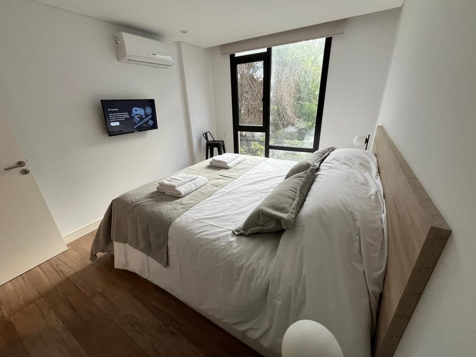 Bed, TV and multimedia, Photo of the whole room, Bedroom, towels, air conditioner
