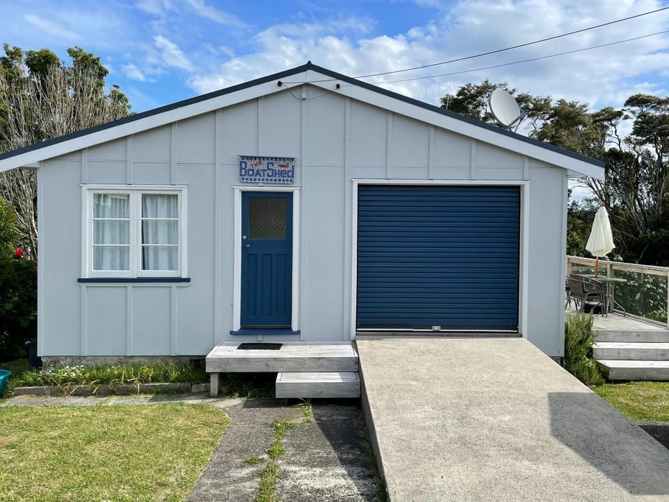 Relaxing Raglan & the Boat House House in Raglan