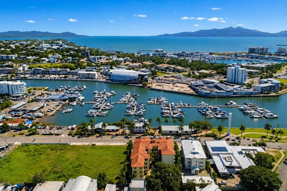 Property building, Nearby landmark, Natural landscape, Activities, Bird's eye view, City view, Lake view, Mountain view, River view, Sea view, Location
