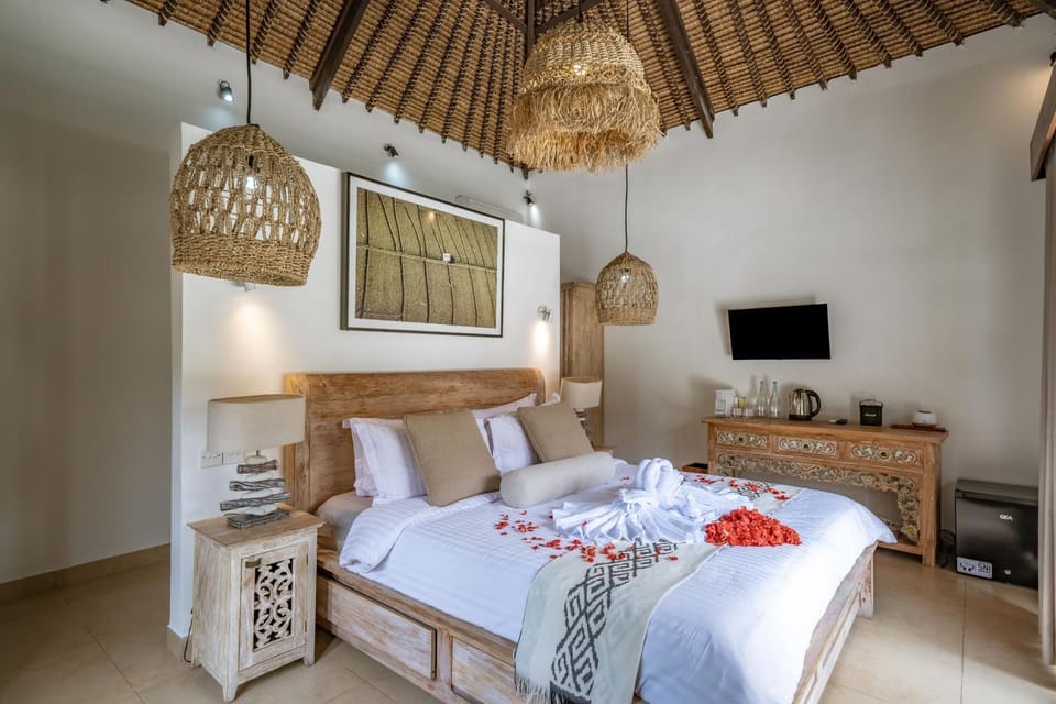 Bed, TV and multimedia, Bedroom, towels