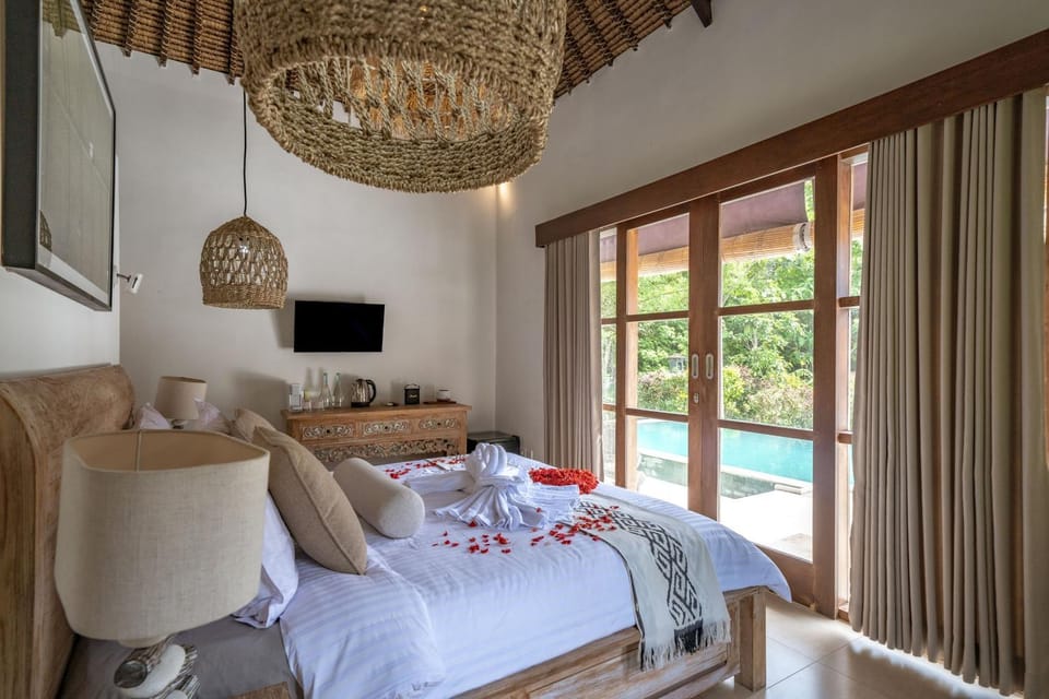 Bed, TV and multimedia, Bedroom, towels
