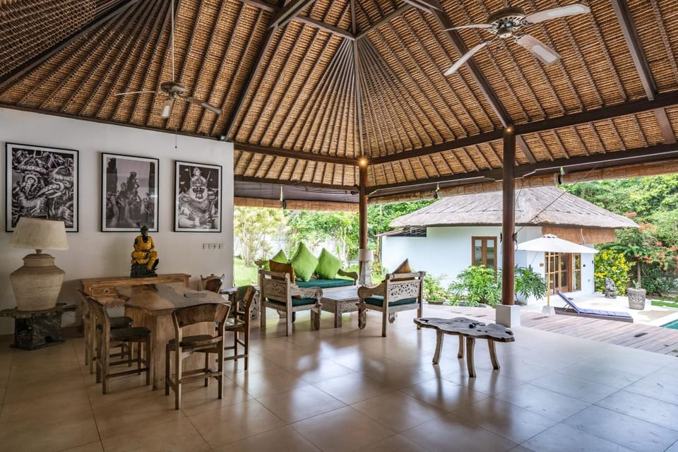 Garden, Living room, Seating area, Dining area, Garden view