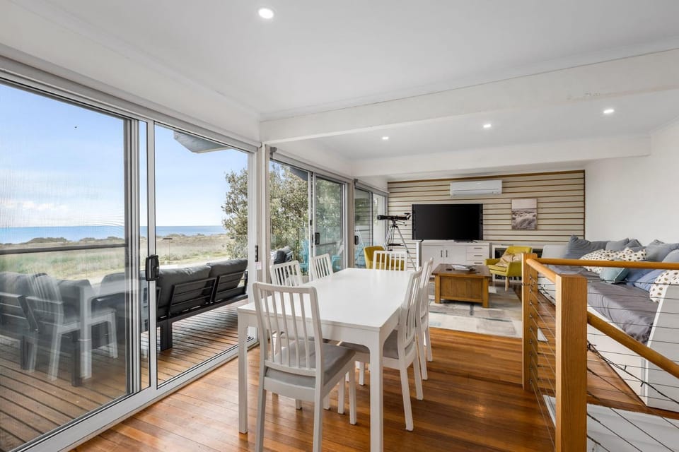 Natural landscape, TV and multimedia, Balcony/Terrace, Seating area, Dining area