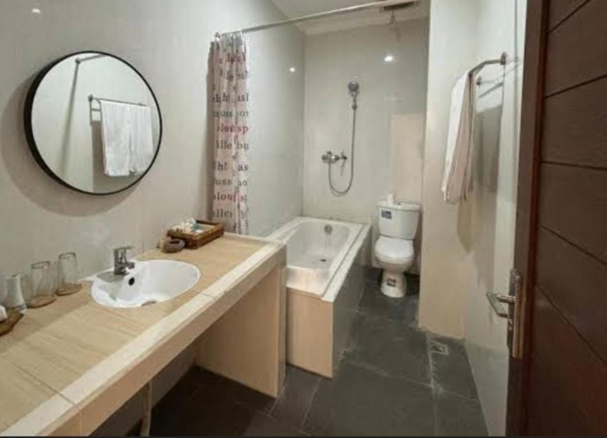 Shower, Toilet, Bathroom, Bath, towels