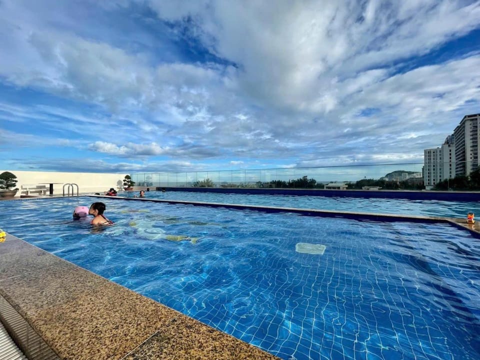 Property building, Day, People, Swimming pool, Swimming pool, group of guests