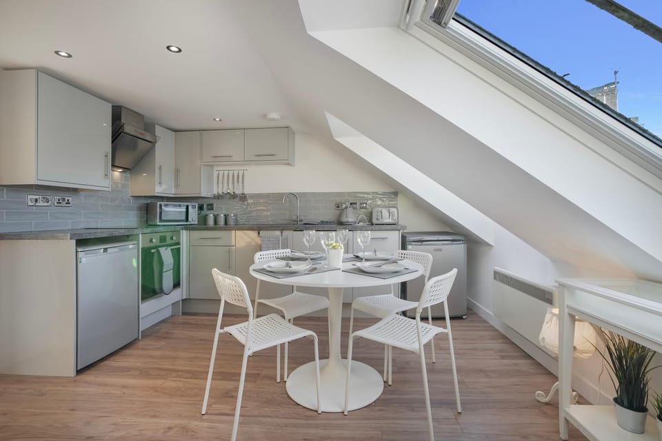 Coffee/tea facilities, Kitchen or kitchenette, Dining area, microwave, oven, toaster