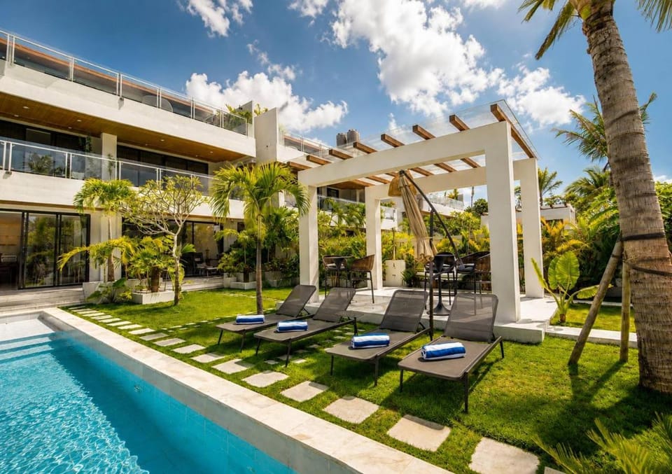 Property building, Patio, Spring, Day, Natural landscape, Garden, Garden view, Pool view, Swimming pool, sunbed