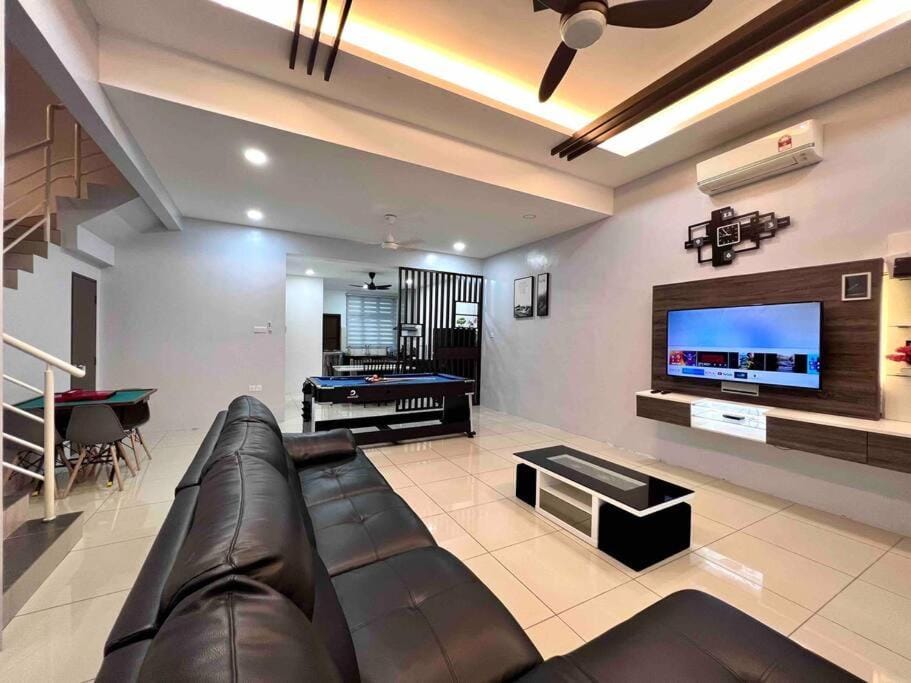 OV 4 bedrooms, family 10-14 pax homestay House in Kedah