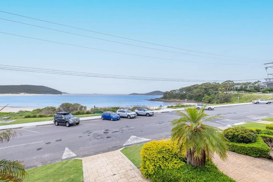 Tah Villa 1, 68 Marine Dr - stunning views, linen and air con House in Fingal Bay