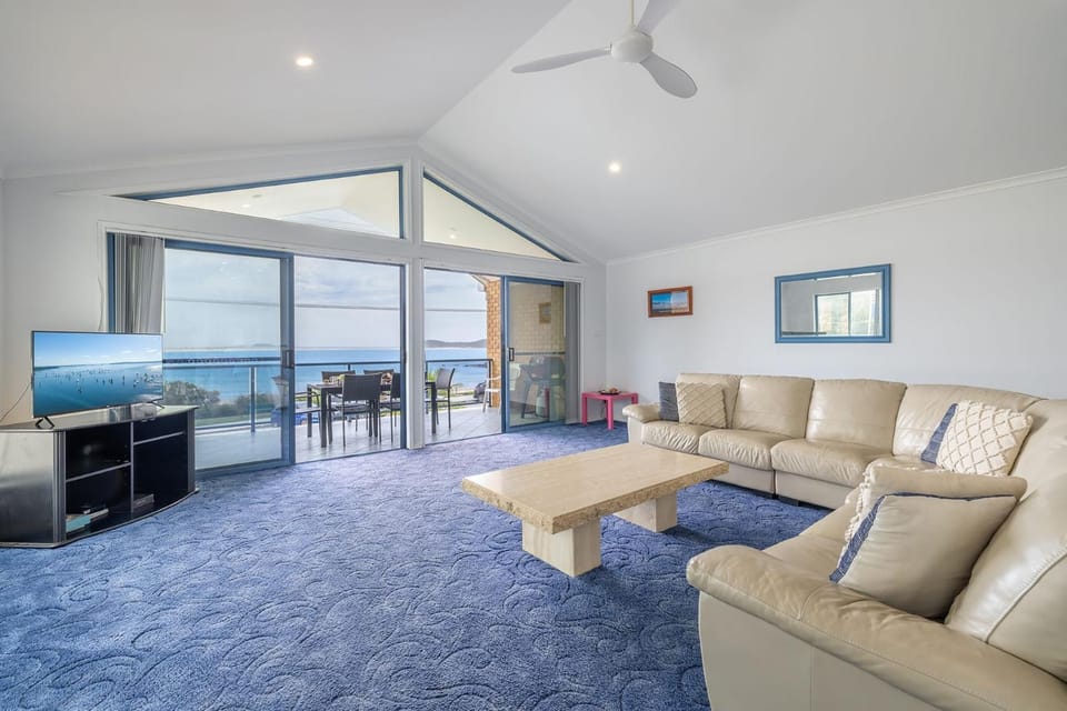 Tah Villa 1, 68 Marine Dr - stunning views, linen and air con House in Fingal Bay