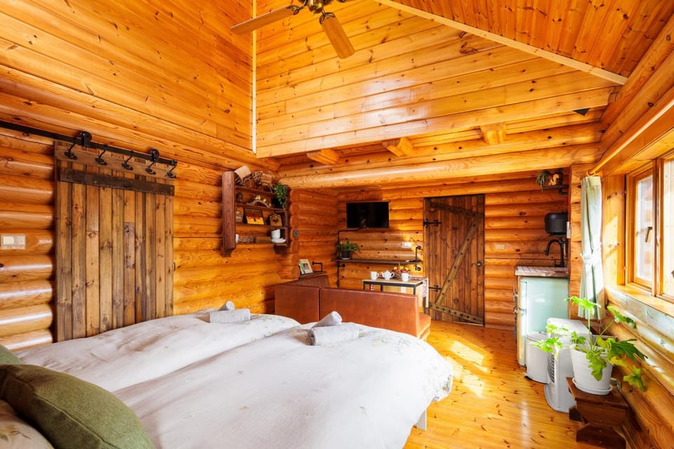 Log Cottage KUROITA Bed and Breakfast in Hakuba