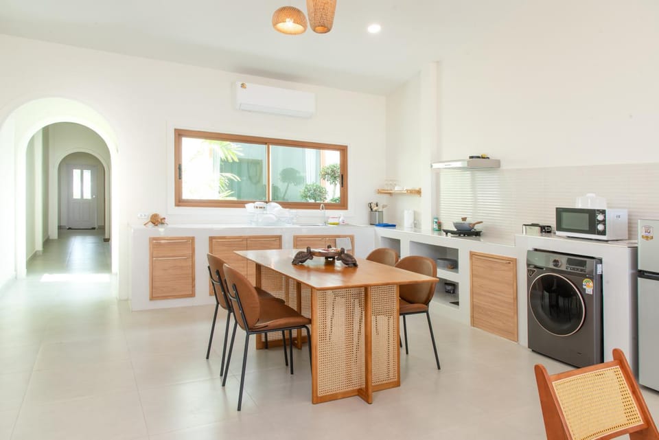 Kitchen or kitchenette, Dining area, stove, toaster, washing machine, dryer