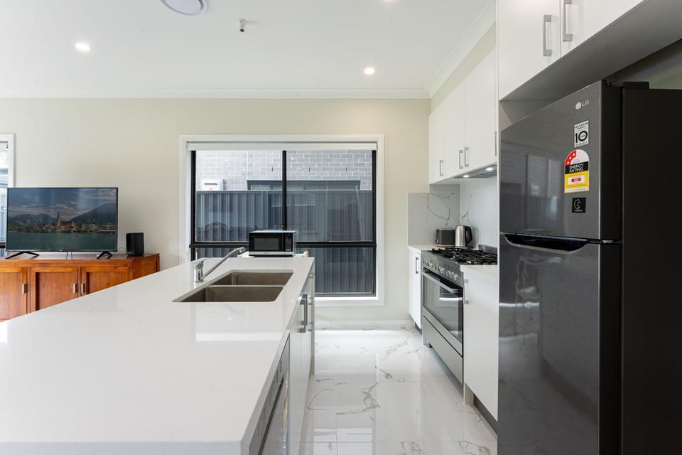 Austral Spacious large 5 br home with Central AC Villa in Sydney
