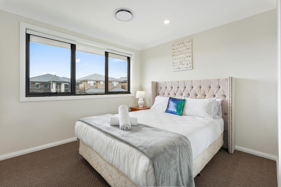 Austral Spacious large 5 br home with Central AC Villa in Sydney