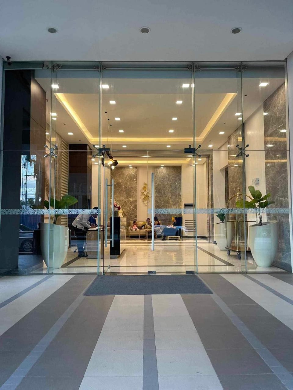 Aiza Suites One Regis-The Perfect Location Apartment in Bacolod