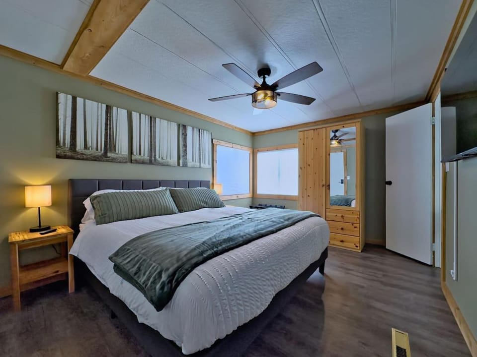Hillcrest Hideaway Spacious Mountain View Oasis House in Crowsnest Pass