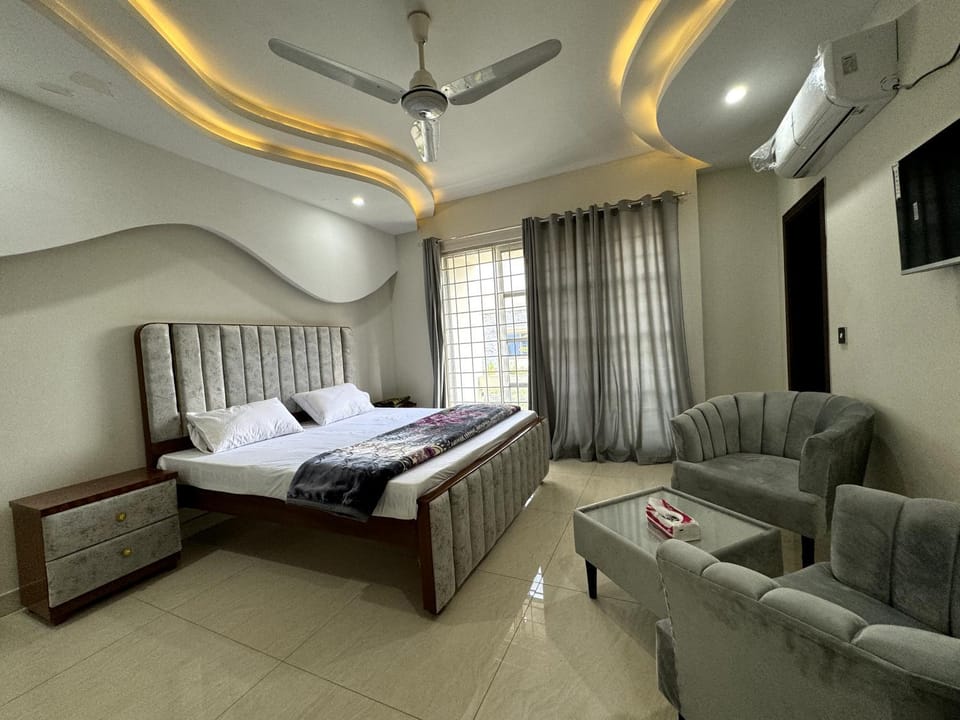 Bed, TV and multimedia, Living room, Photo of the whole room, Seating area, Bedroom, fireplace