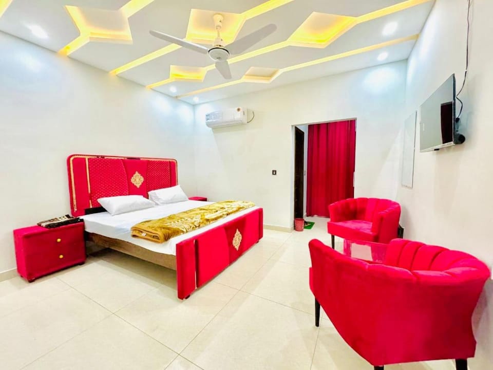 Communal lounge/ TV room, Bed, TV and multimedia, Living room, Seating area, Bedroom, air conditioner