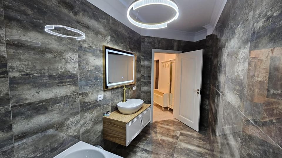 Shower, Toilet, Bathroom, Bath, towels