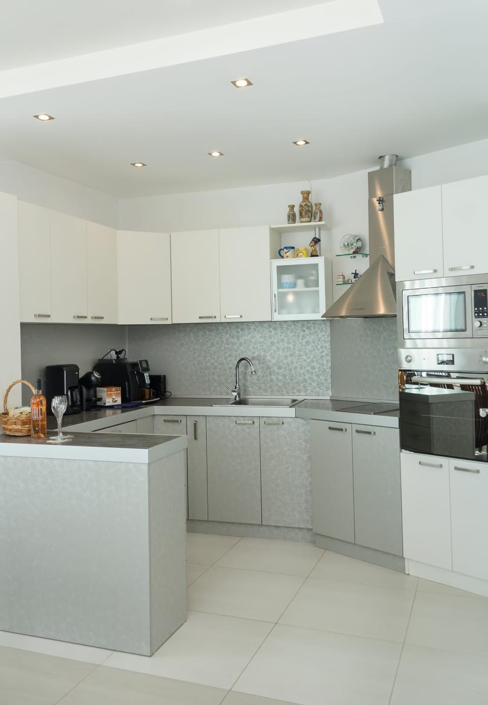 Coffee/tea facilities, Kitchen or kitchenette, stove, toaster