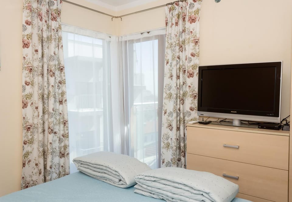 Bed, TV and multimedia, Photo of the whole room, Evening entertainment, Bedroom, Family