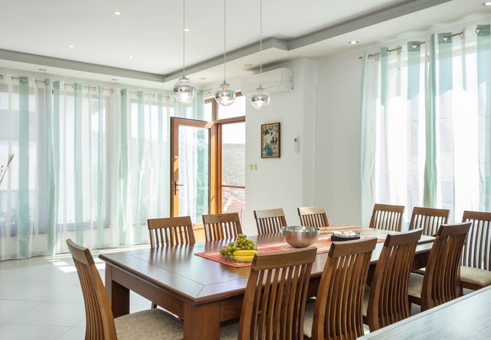 Living room, Seating area, Dining area, furniture, air conditioner