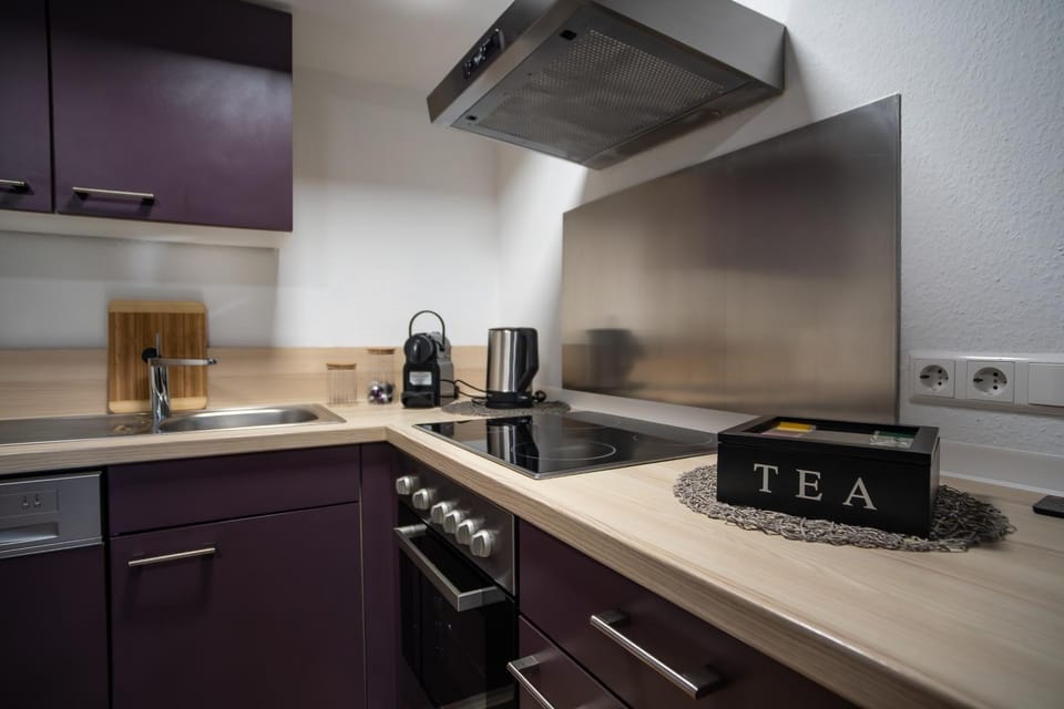 Coffee/tea facilities, Kitchen or kitchenette, stove