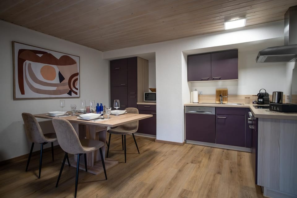 Coffee/tea facilities, Kitchen or kitchenette, Dining area, oven, stove