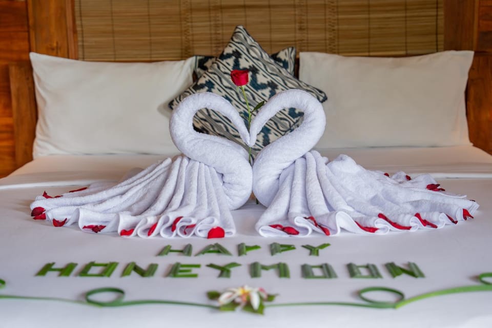 Bed, Bedroom, towels