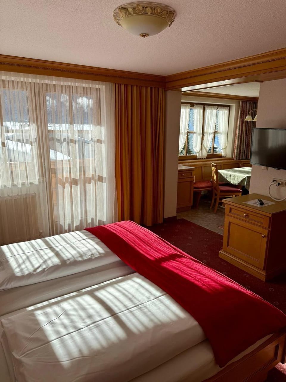 Bed, TV and multimedia, Bedroom