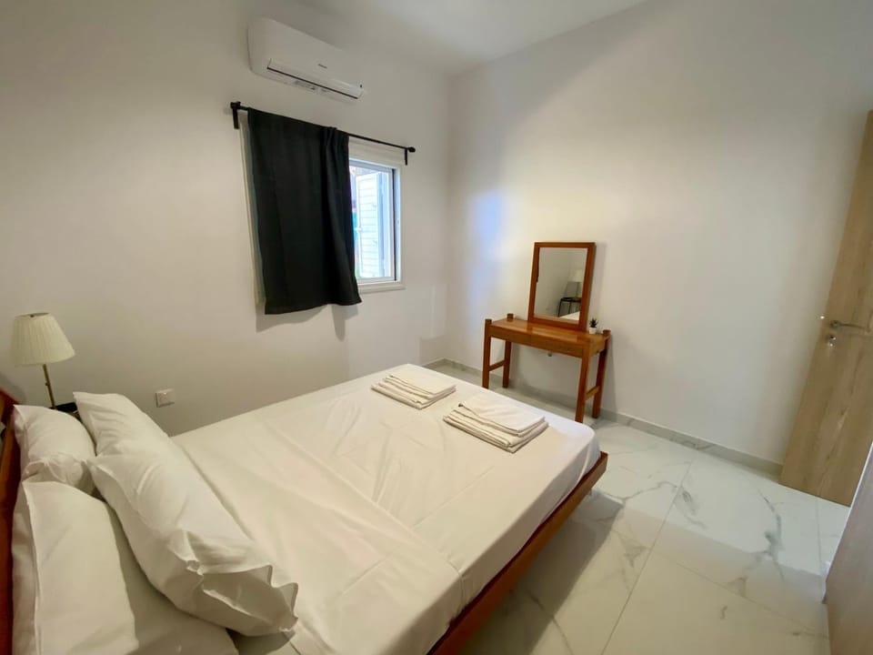 Bed, Bedroom, towels, air conditioner