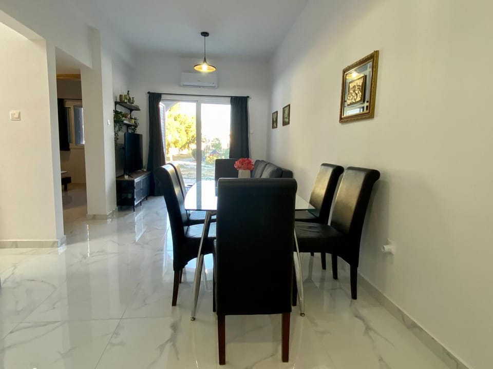 Seating area, Dining area