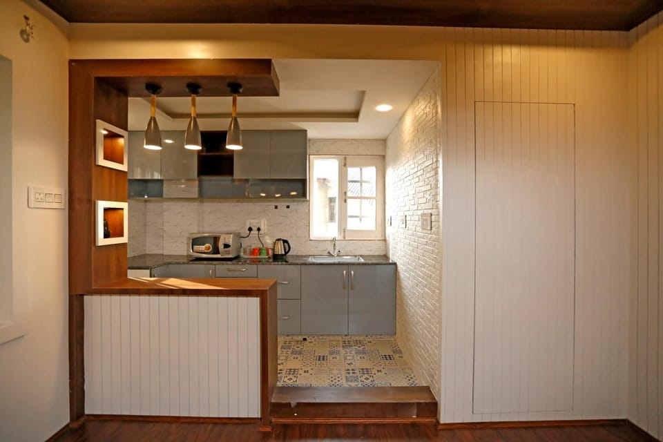 Kitchen or kitchenette, minibar