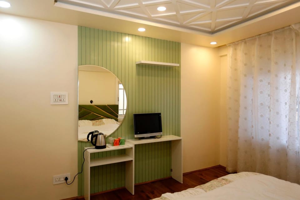 Bed, TV and multimedia, Photo of the whole room, Bedroom
