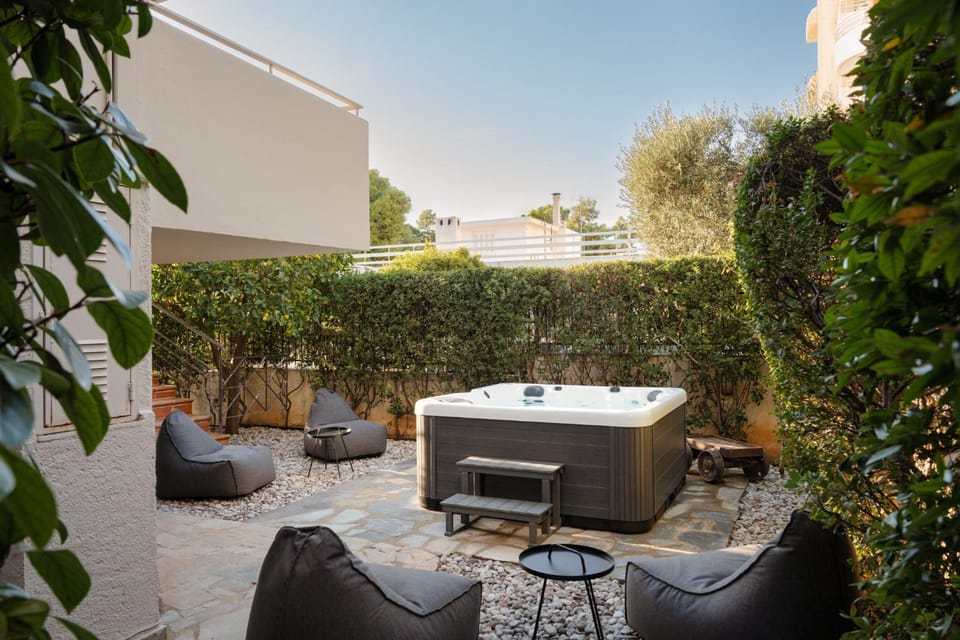 Property building, Patio, Day, Garden, Hot Tub, Seating area